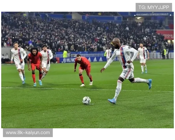 里昂高压踢法掌控节奏,里尔客场防线崩盘